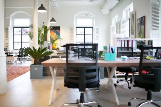 Klicken Sie, um das Bild zu bearbeiten Büro mit leeren Stühlen