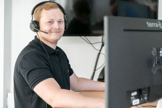 mit.data Mitarbeiter vor Server