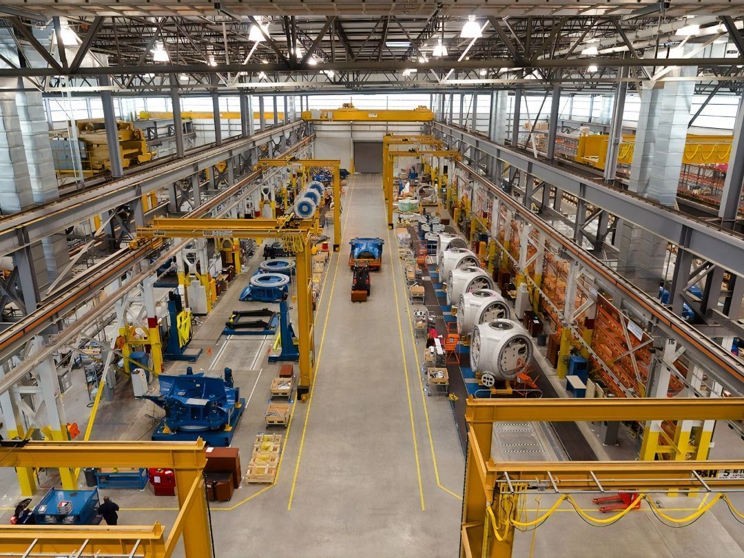 Lagerhalle mit verschiedenen OT-Geräten