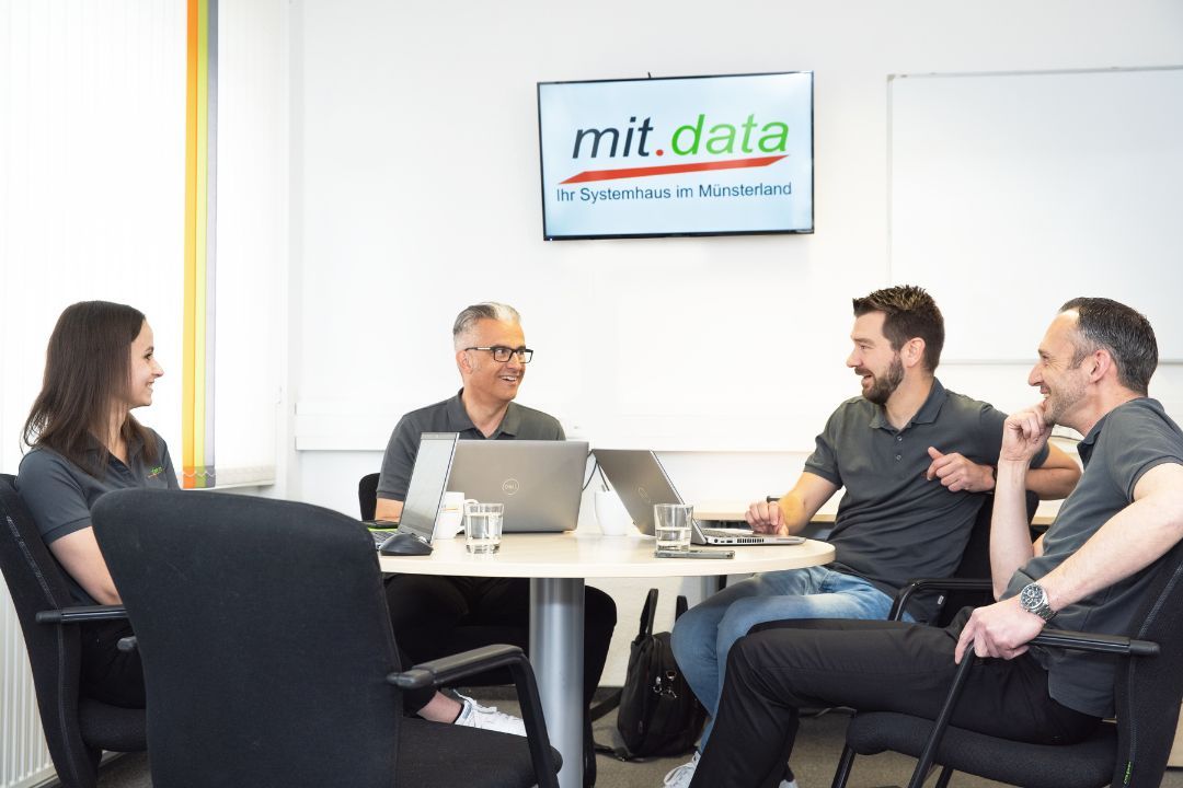 mit.data Team bei einer Besprechung im Konferenzraum