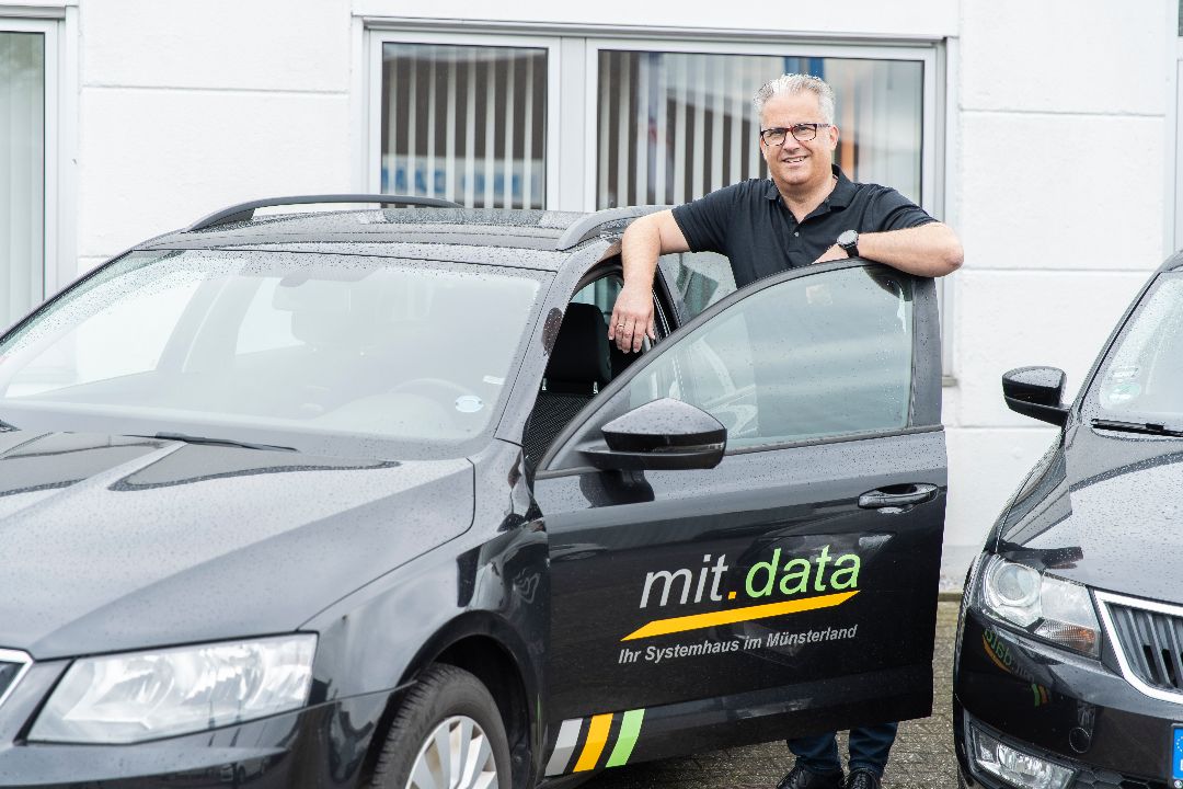 mit.data Vertriebsmitarbeiter am Auto