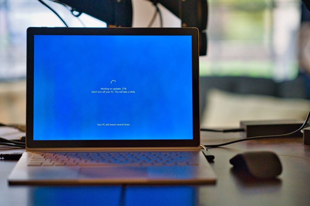Laptop mit blauem Ladebildschirm aufgrund eines Windows 11 Upgrade