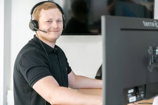mit.data Mitarbeiter vor Server