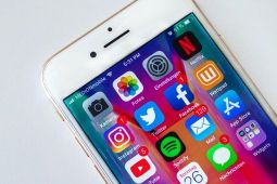 Smartphone mit Übersicht der installierten Apps