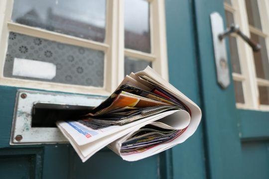 Klicken Sie, um das Bild zu bearbeiten Briefkasten mit Zeitung