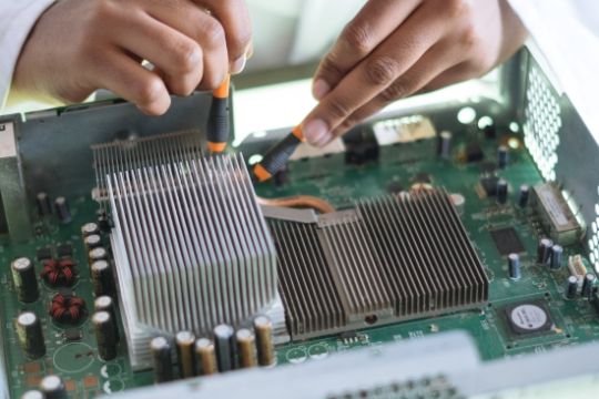 Klicken Sie, um das Bild zu bearbeiten Person schraubt an Hardware
