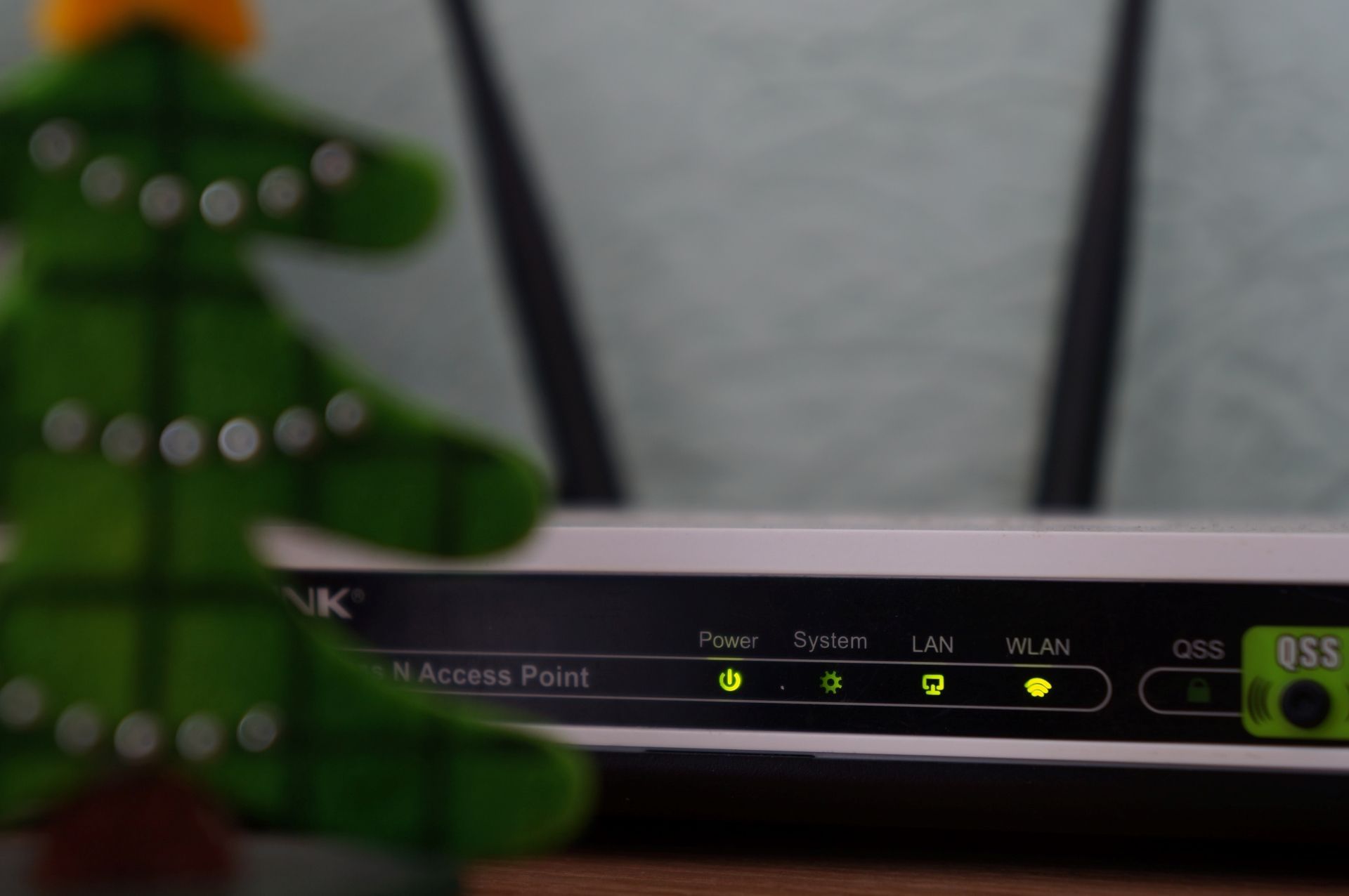 schwarz-weißer Router vor weißer Wand