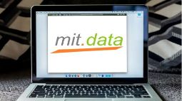 Laptop mit dem mit.data-Logo auf dem Bildschirm