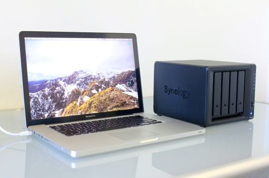 Klicken Sie, um das Bild zu bearbeiten MacBook neben NAS