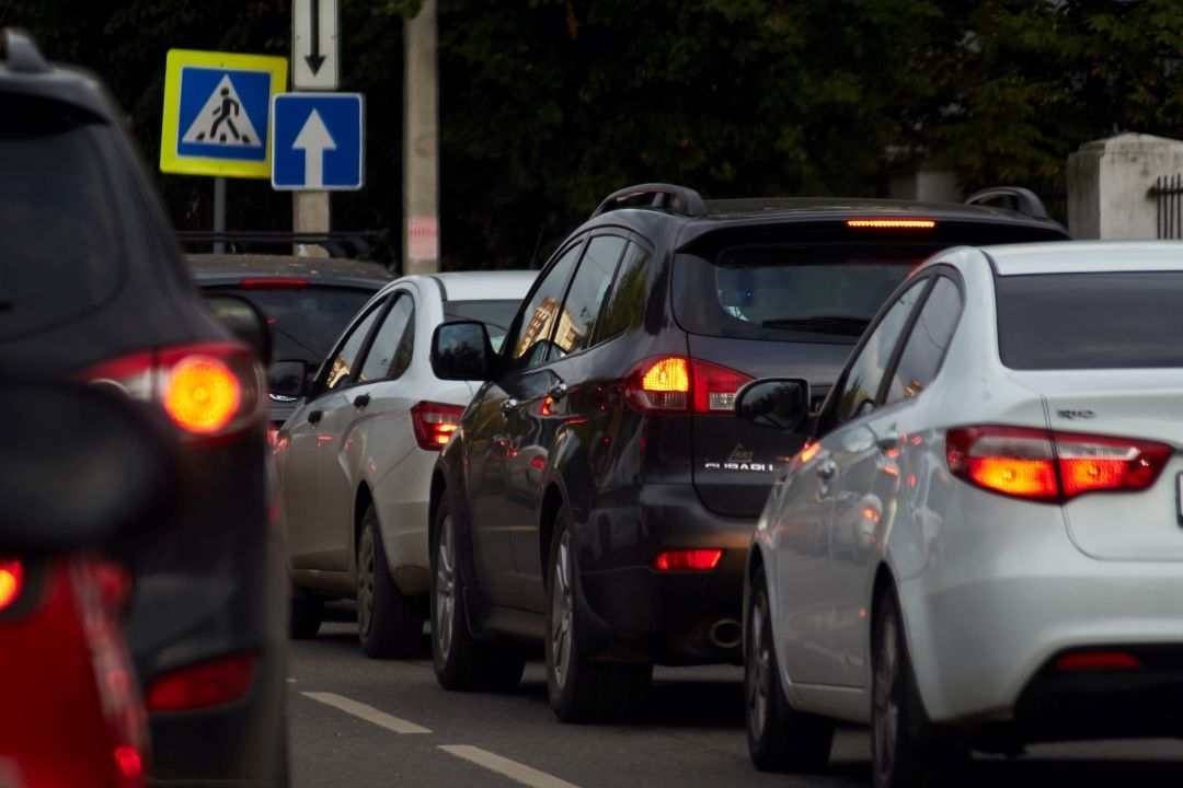 Reihe an Autos mit leuchtenden Bremslichtern