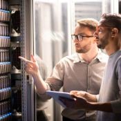 Zwei ITler vor einem Server