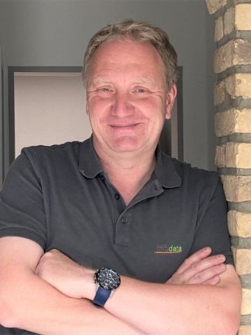 Portrait Frank Ribbers Geschäftsführer mit.data