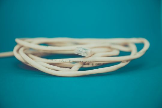 Klicken Sie, um das Bild zu bearbeiten Kabel vor Server