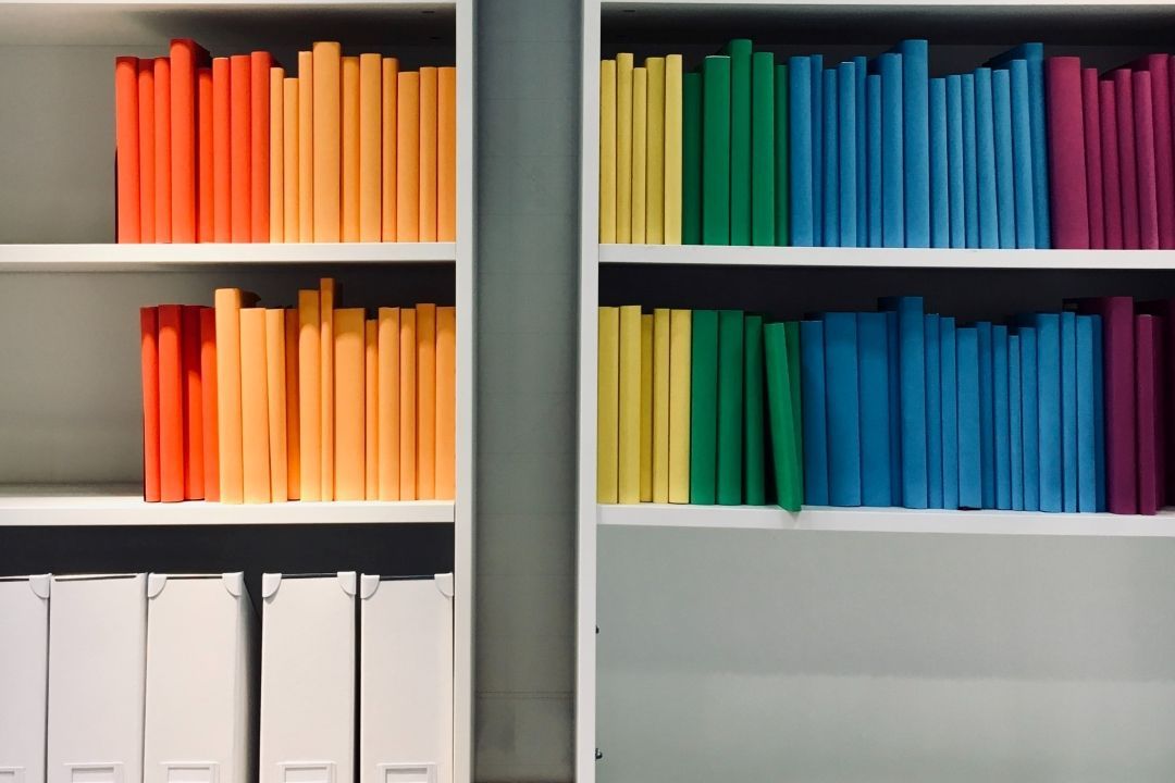 Bunte Bücher nach den Farben des Regenbogens sortiert